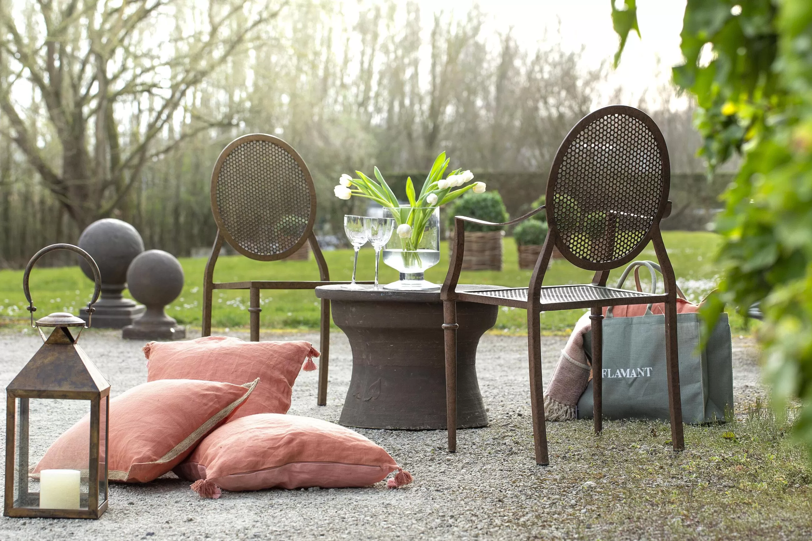 Flamant Zedar, Decoball Sur Pied, Pierre Reconstituee Sur Fibre De Verre, L- Décorations De Jardin Et Parasols
